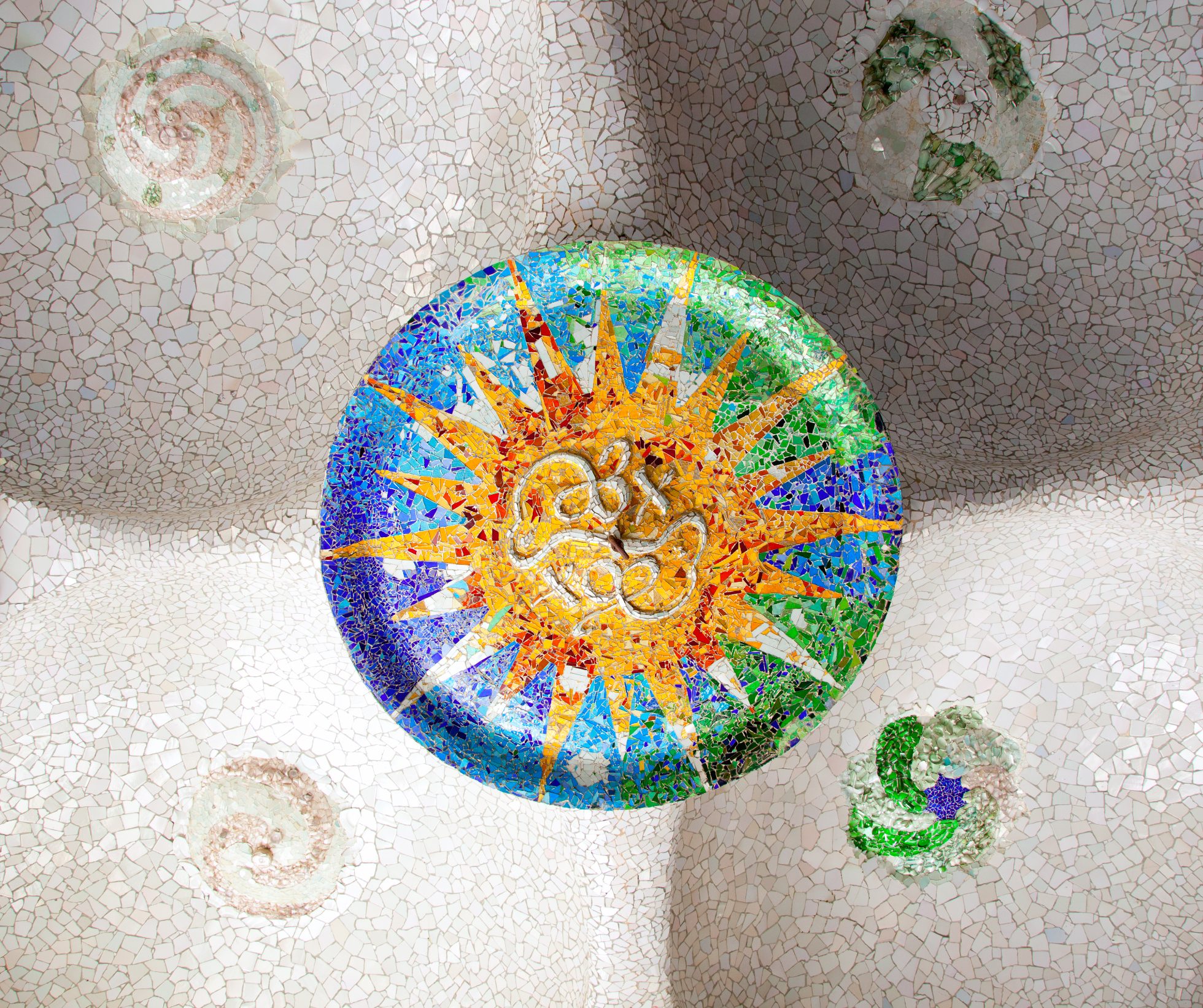 Mozaika Gaudiego w Parku Güell w Barcelonie, w Sali Stu Kolumn.